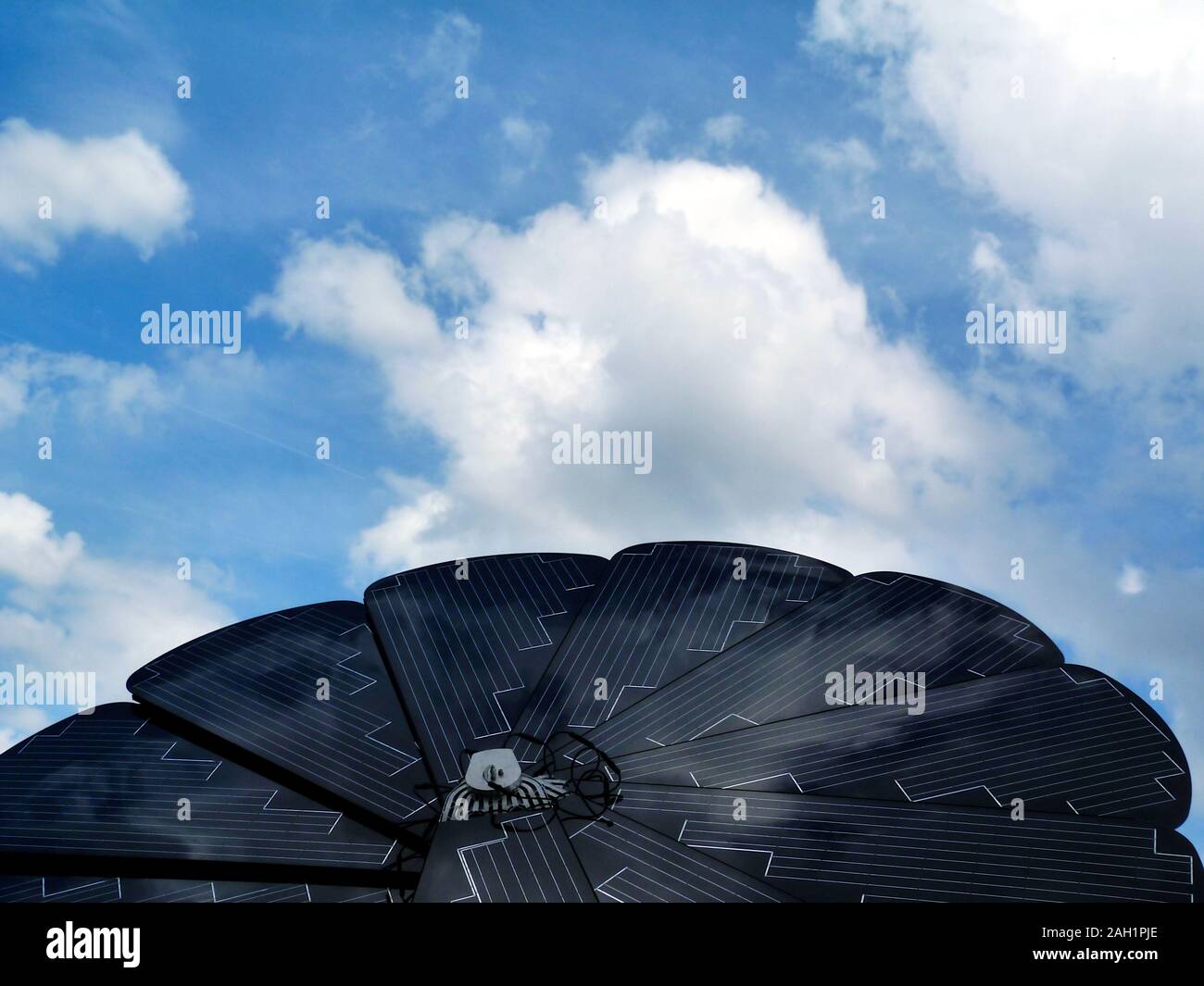 Innovativa forma di girasole pannello solare dettaglio. rotante e meccanismo di rotazione. In seguito il sun il movimento guadagnando così alta generazione di efficienza. Foto Stock