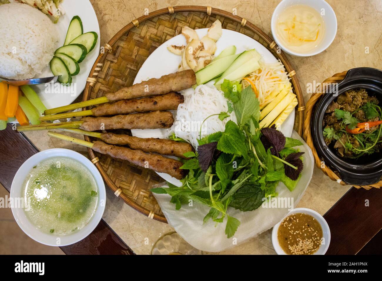 Nem lui-Hue, massa carne di maiale alla griglia su spiedini alla citronella, Hanoi, Vietnam Foto Stock