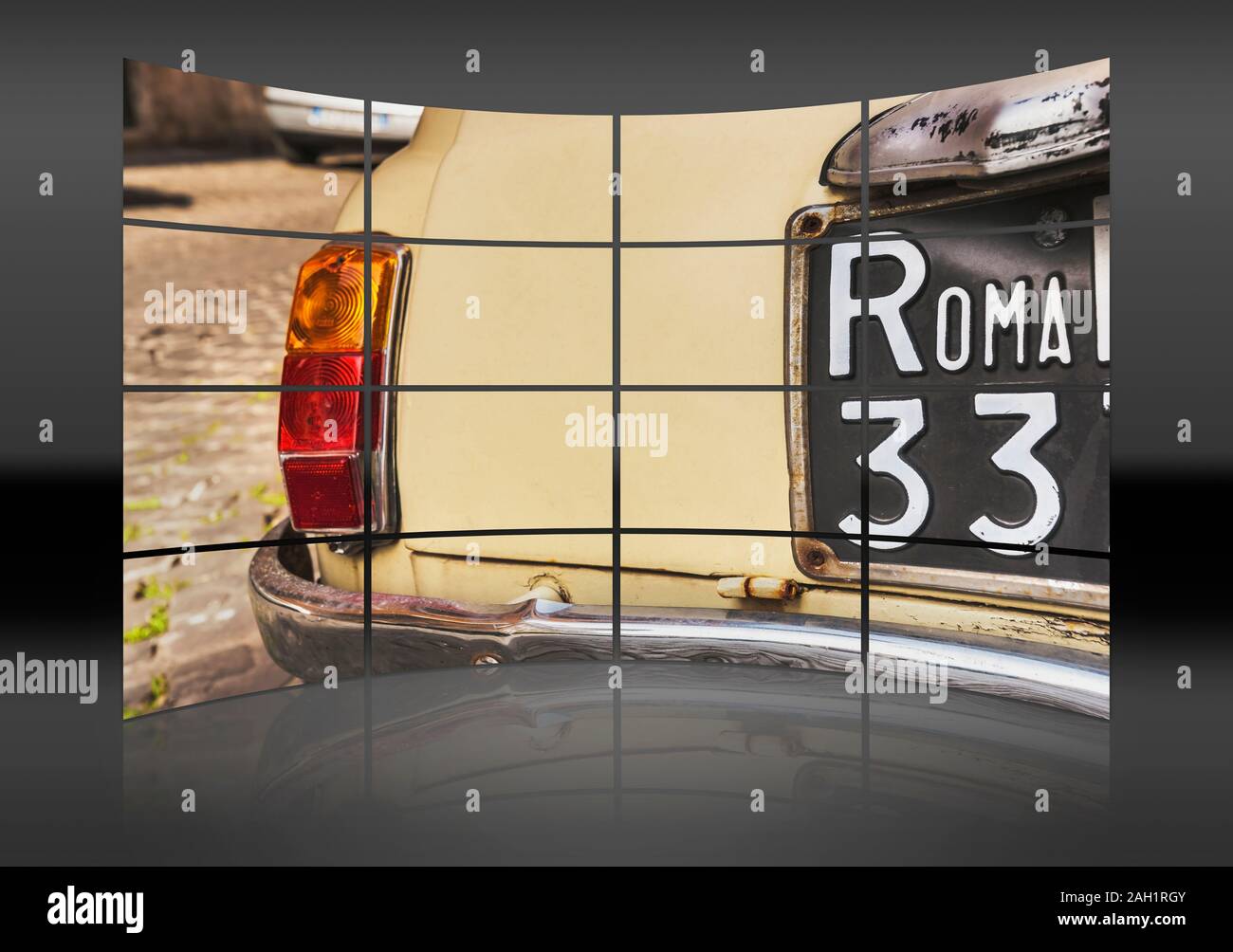 Vista parziale della parte posteriore di una vecchia Fiat Nuova 500 (costruito da 1957-1977) nero con un numero di targa per le strade di Roma, Lazio, l'Italia, Europa Foto Stock
