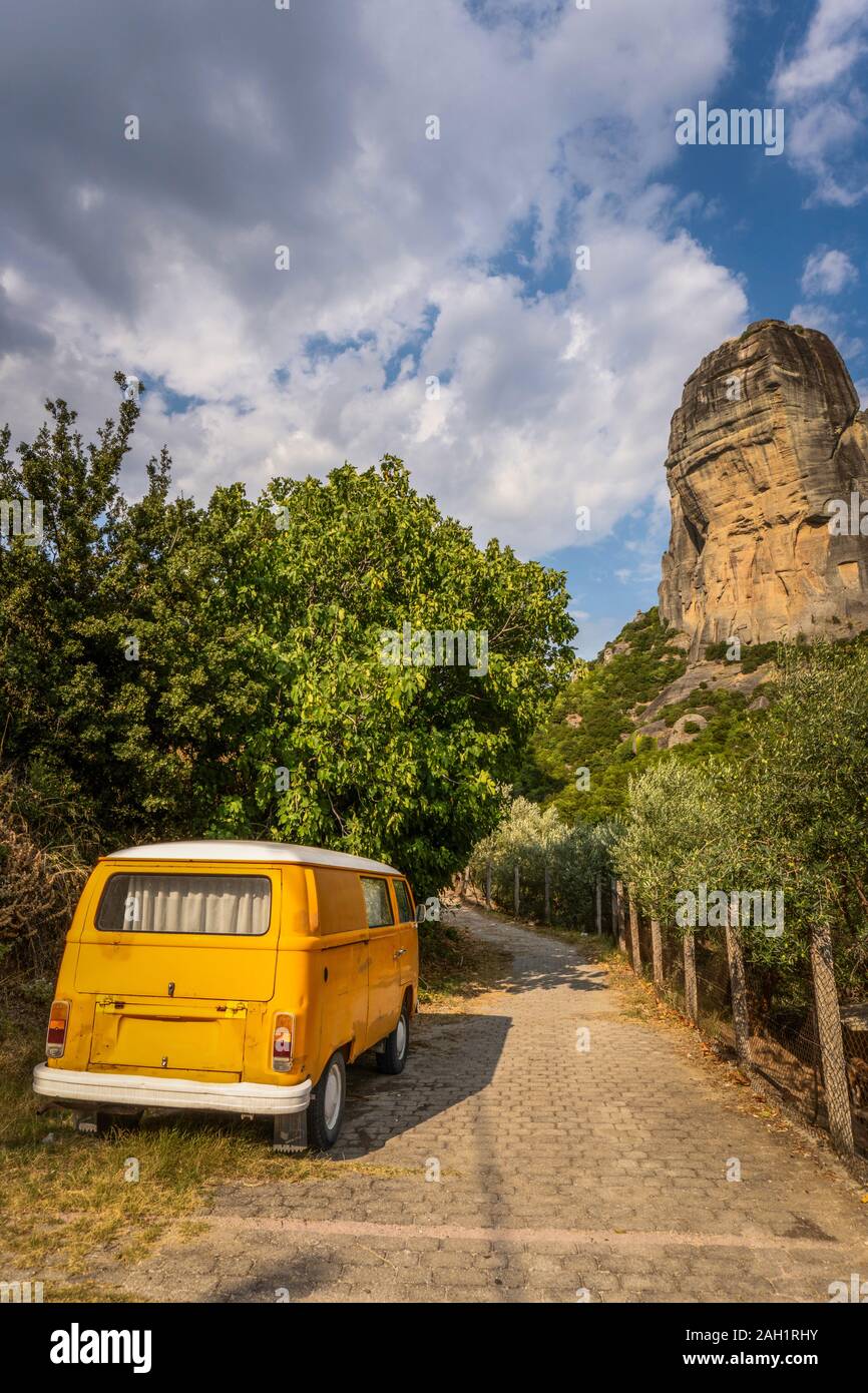 Giallo auto sulla strada acciottolata in Grecia in verticale Foto Stock