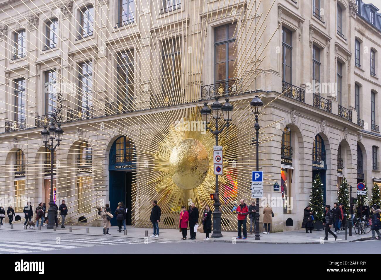 Parigi negozio Louis Vuitton - esterno del negozio Louis Vuitton con il Golden Sun installazione facciata da Pietro Marino. In Francia, in Europa. Foto Stock