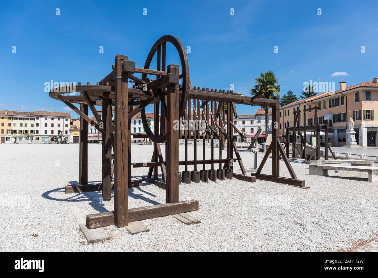 Esposizione di macchine utilizzate per costruire la fortezza di Palmanova, Piazza Grande Palmanova, Friuli Venezia Giulia, Italia Foto Stock