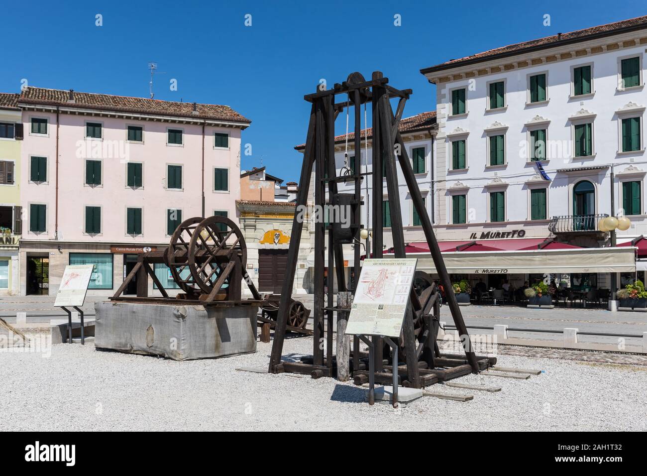 Esposizione di macchine utilizzate per costruire la fortezza di Palmanova, Piazza Grande Palmanova, Friuli Venezia Giulia, Italia Foto Stock