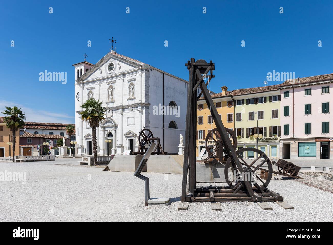 Esposizione di macchine utilizzate per costruire la fortezza di Palmanova, Piazza Grande Palmanova, Friuli Venezia Giulia, Italia Foto Stock