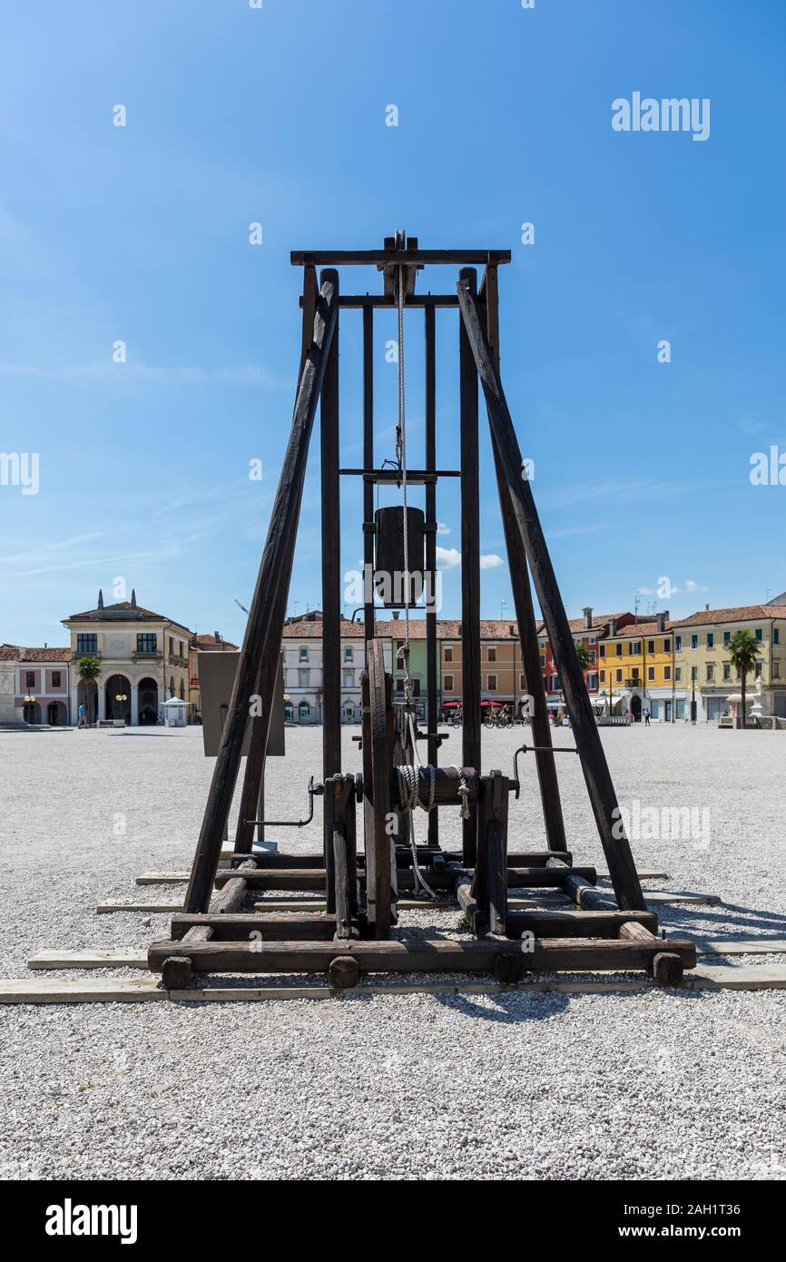 Esposizione di macchine utilizzate per costruire la fortezza di Palmanova, Piazza Grande Palmanova, Friuli Venezia Giulia, Italia Foto Stock