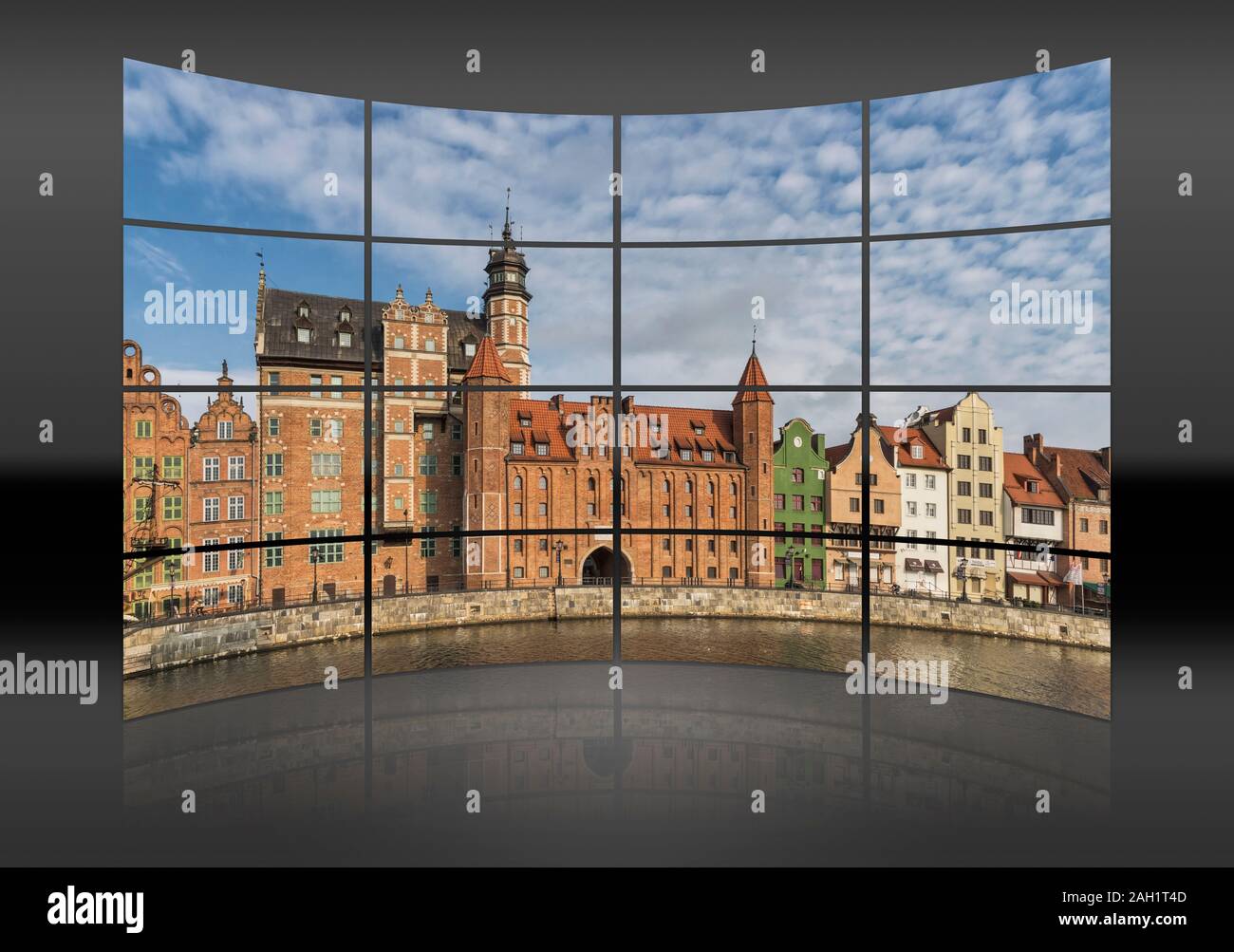 Vista sulla Motlawa al lungomare e la brama Mariacka Gate, costruita in stile tardo gotico, Gdansk, Pomerania, Polonia, Europa Foto Stock