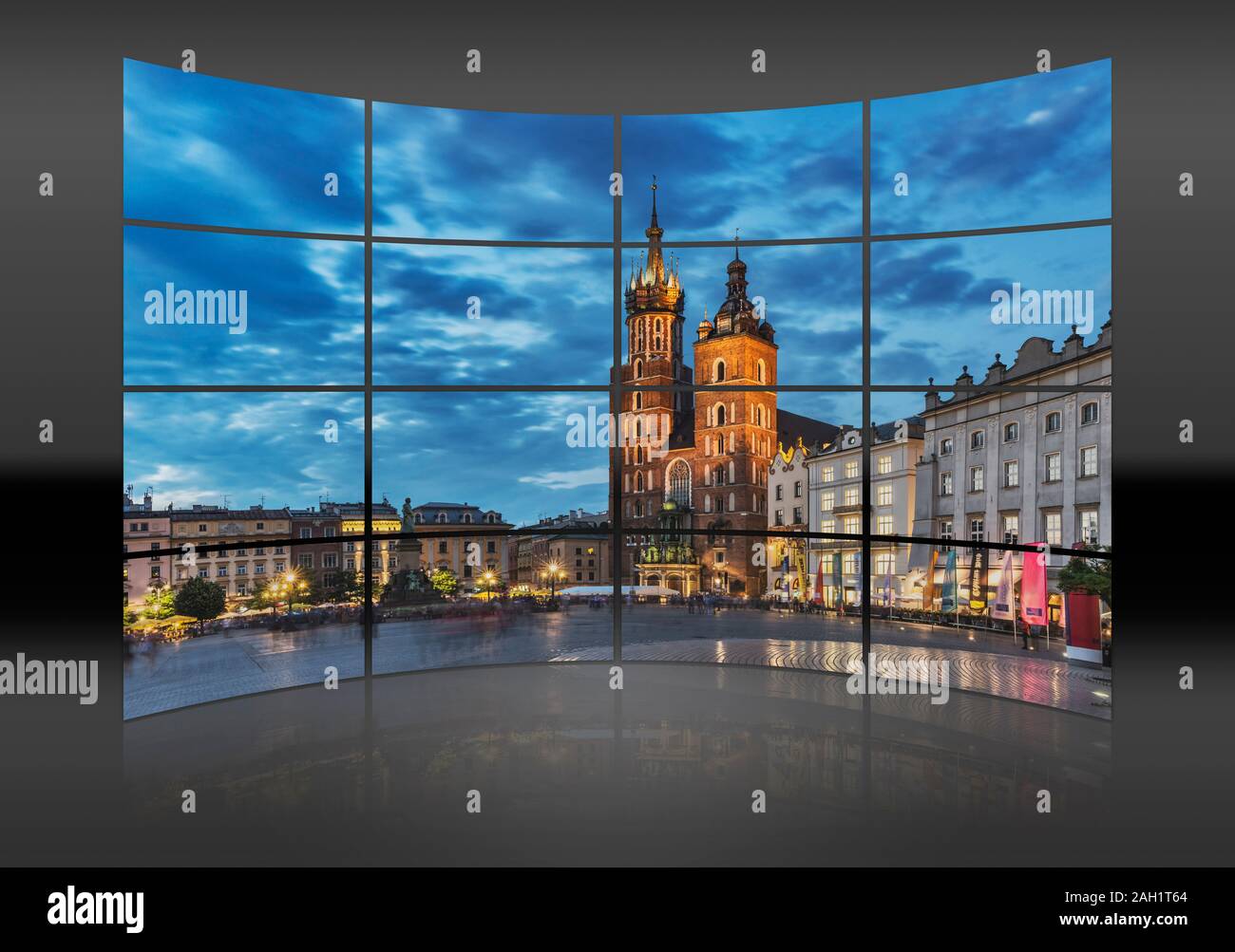 La Chiesa Cattolica Romana di San Marys Chiesa di notte, situato sulla piazza principale del mercato (Rynek Glowny), Cracovia, Piccola Polonia, Polonia, Europa Foto Stock