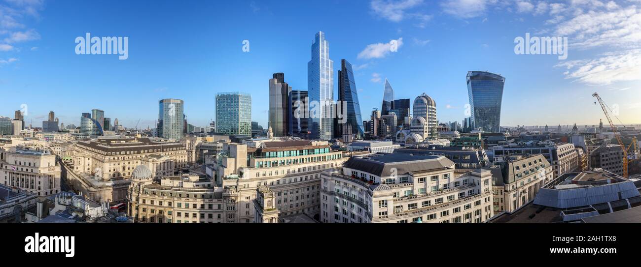 Vista panoramica sulla Banca di Inghilterra e la zona di conservazione landmarks, City of London financial district con iconico Edificio alto e moderno di grattacieli Foto Stock