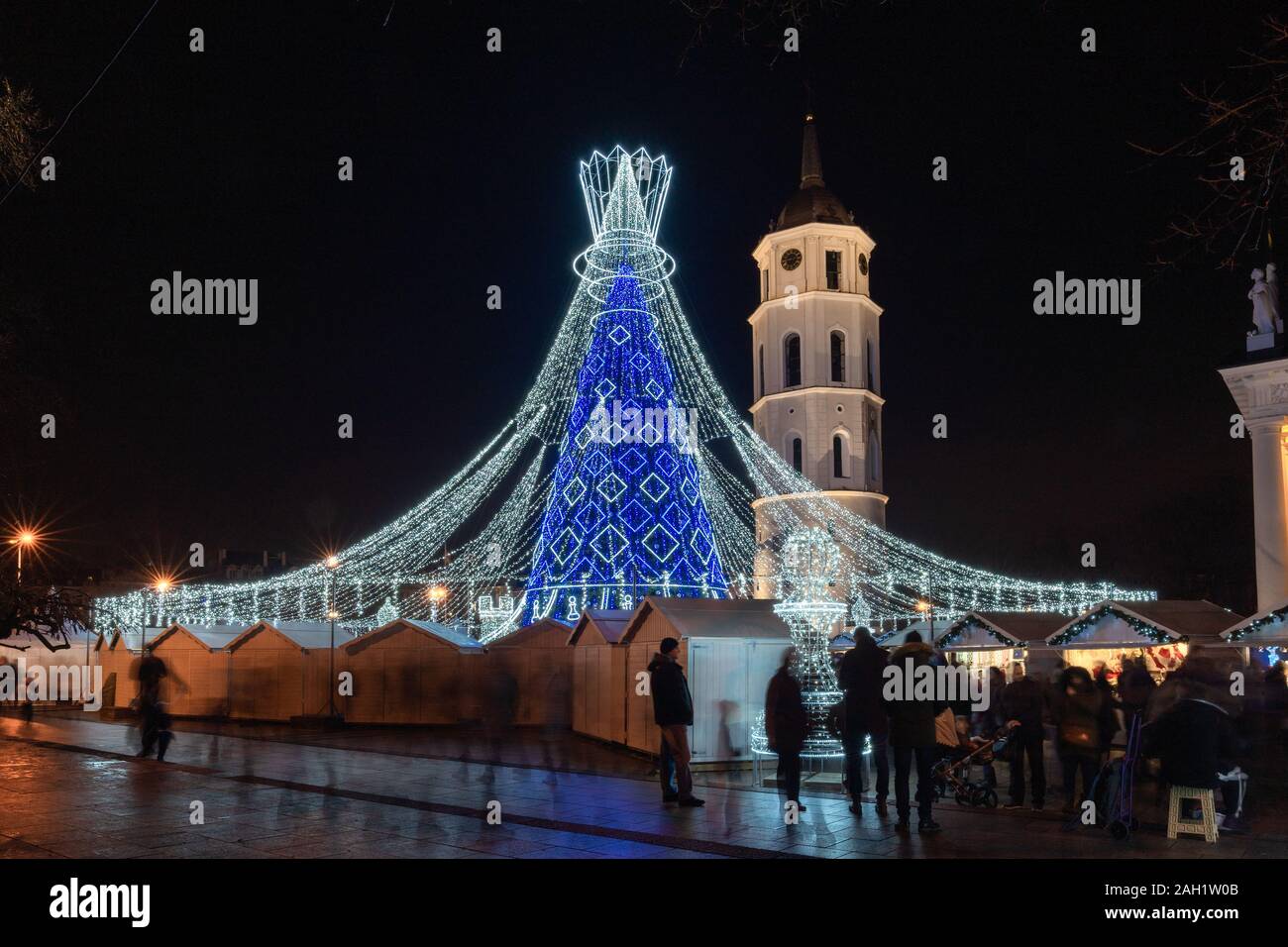 Piazza del Duomo con la più bella albero di Natale per il Natale 2019 e Capodanno 2020 in Europa di notte a Vilnius Lituania Foto Stock