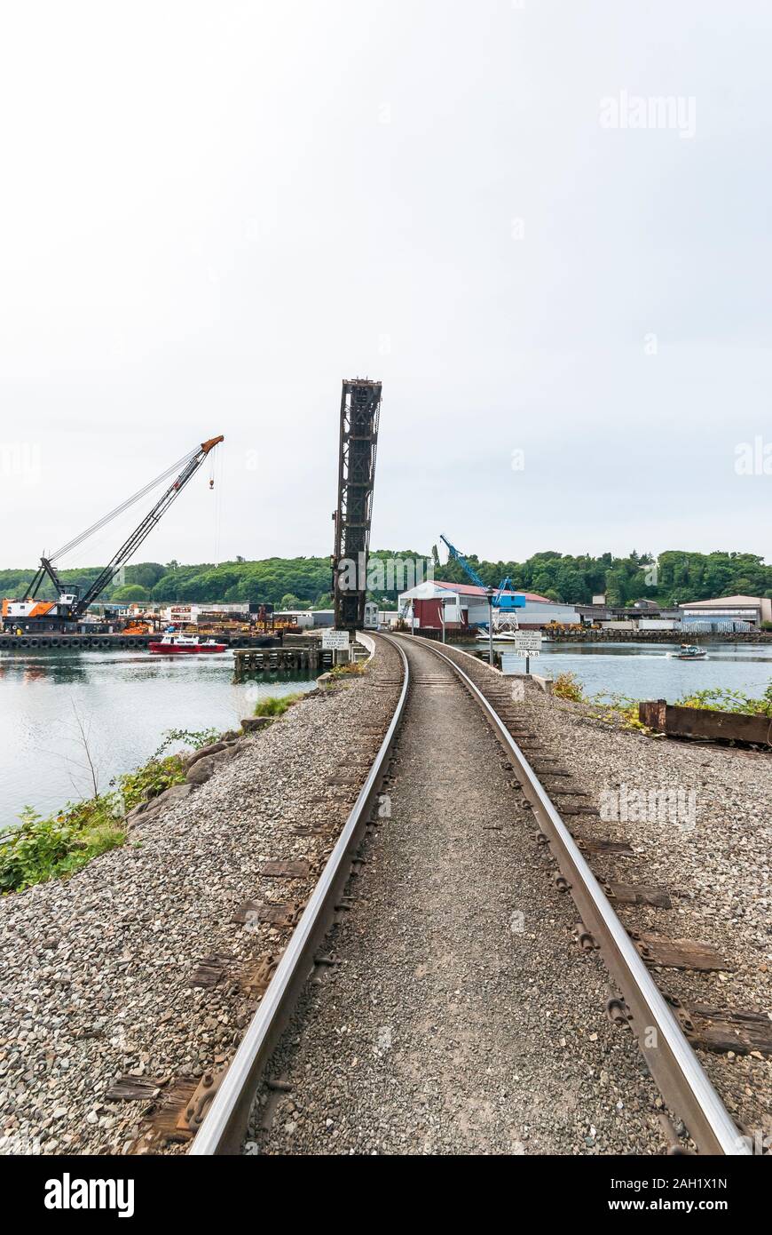 Ferrovia ponte levatoio vicino al cavalcavia sopra il morsetto 18 nella zona ovest di Seattle, Washington. Foto Stock