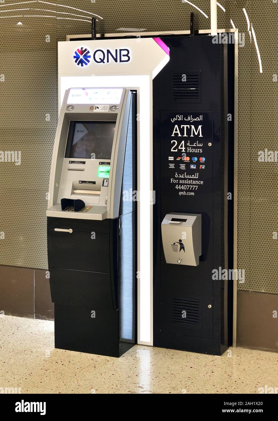 Doha, Qatar - Nov 20. 2019. ATM della Banca Nazionale del Qatar nella stazione della metropolitana di al bidda Foto Stock