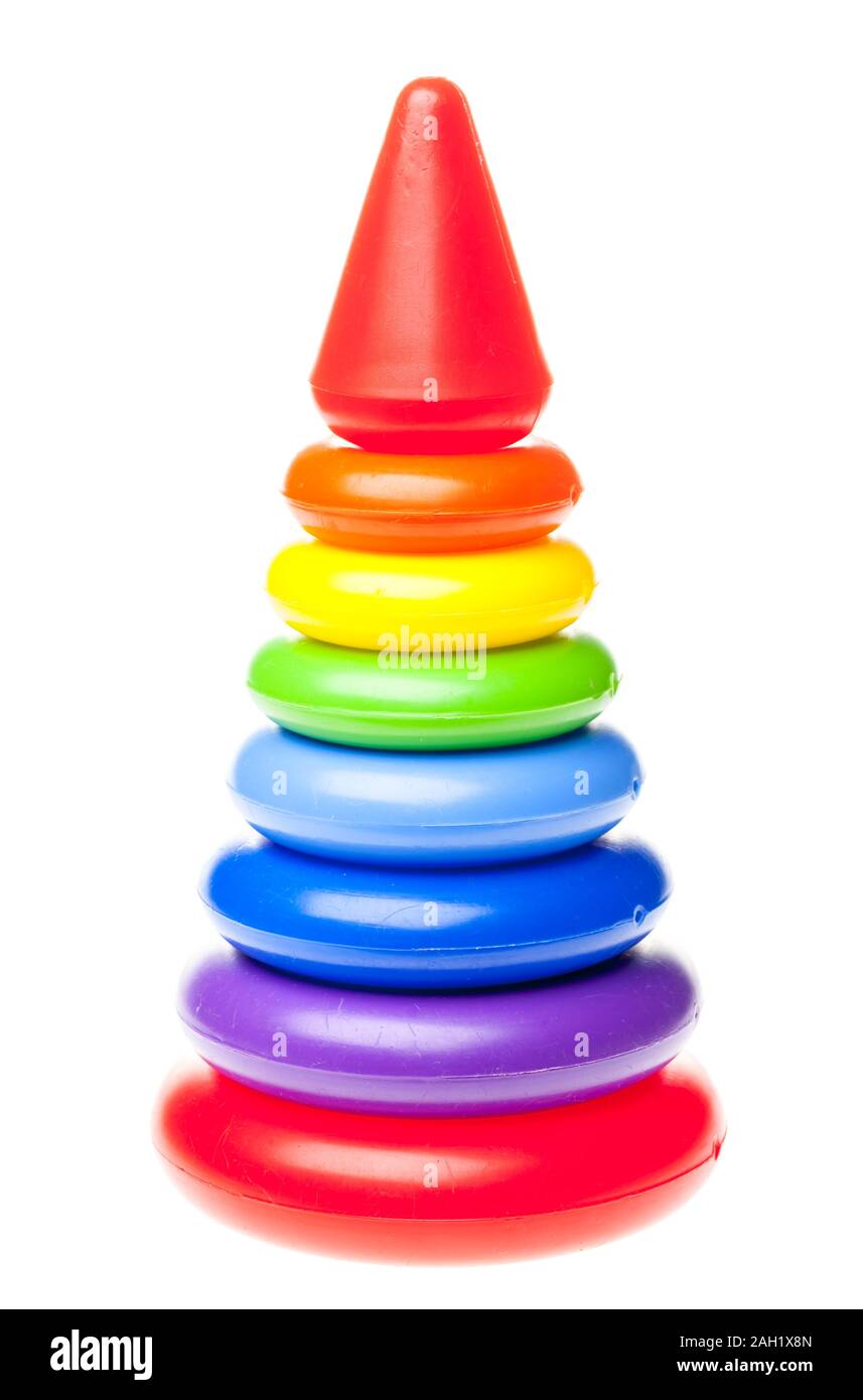 In plastica colorata giocattolo piramide su sfondo bianco Foto Stock