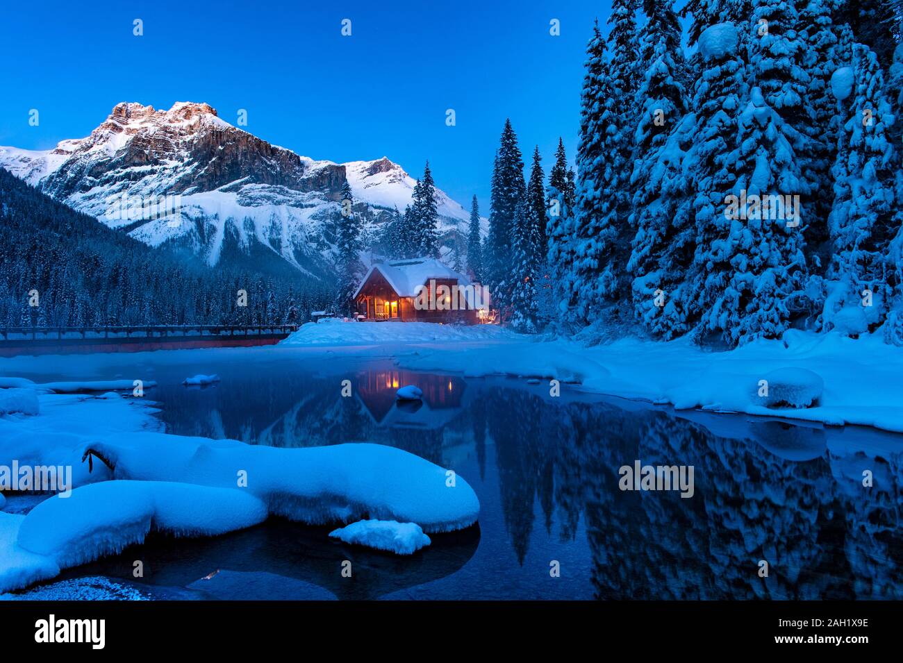 Il coriandolo Lodge al Lago Smeraldo in inverno, il Lago di Smeraldo, Parco Nazionale di Yoho, BC, Canada Foto Stock