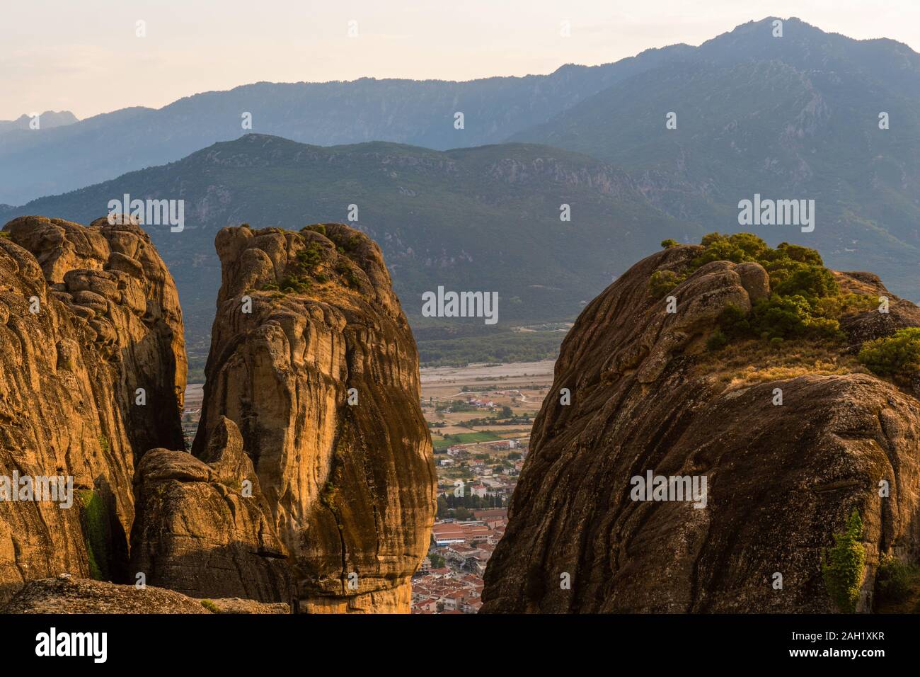 Città e le alte montagne in Grecia in orizzontale Foto Stock