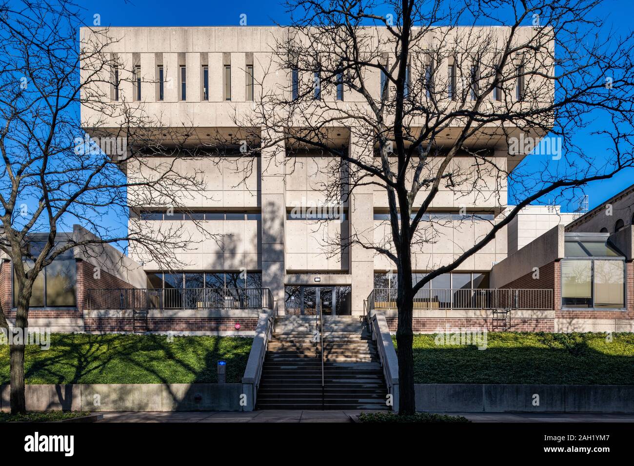 Edificio brutalista nel campus della DePaul University a Lincoln Park Foto Stock