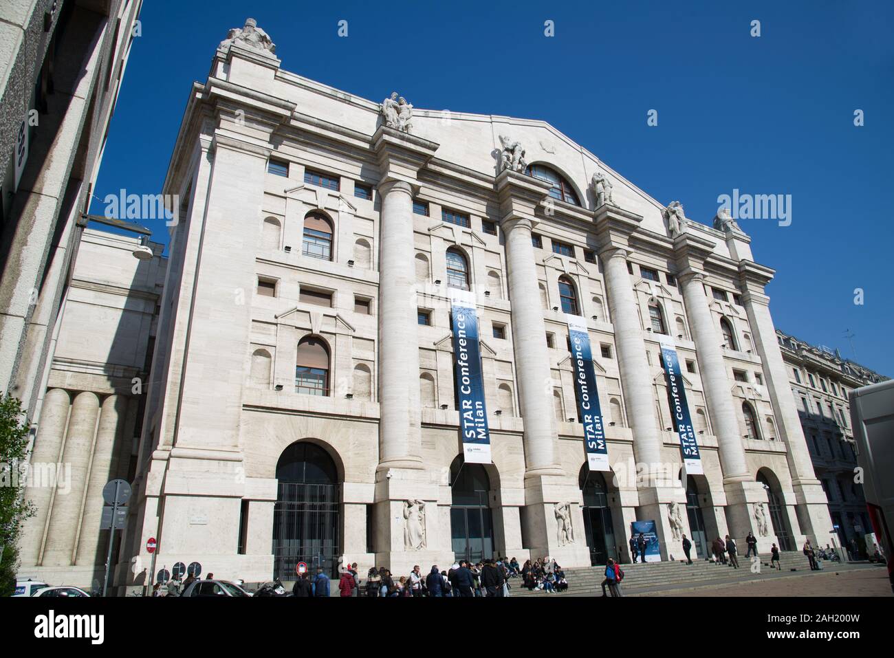 Milano Italia 21 Marzo 2019 : Palazzo Mezzanotte, o Palazzo della Borsa, è  l'edificio che ospita la Borsa Valori di Milano, in Piazza degli affari  Foto stock - Alamy