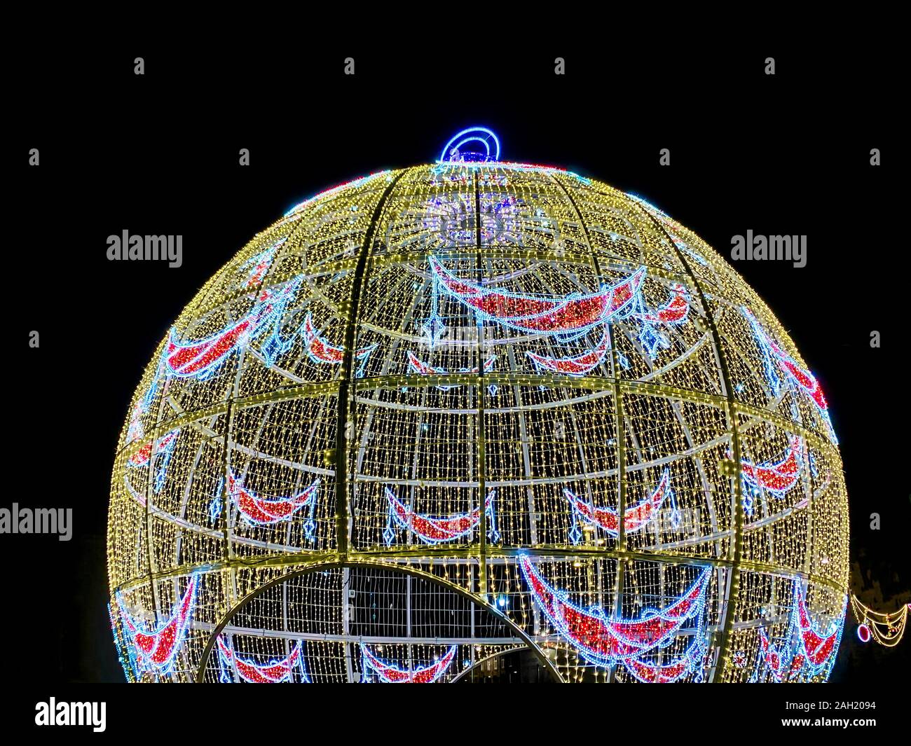 Geometrico e colorate luci di Natale sfera sfera Foto Stock