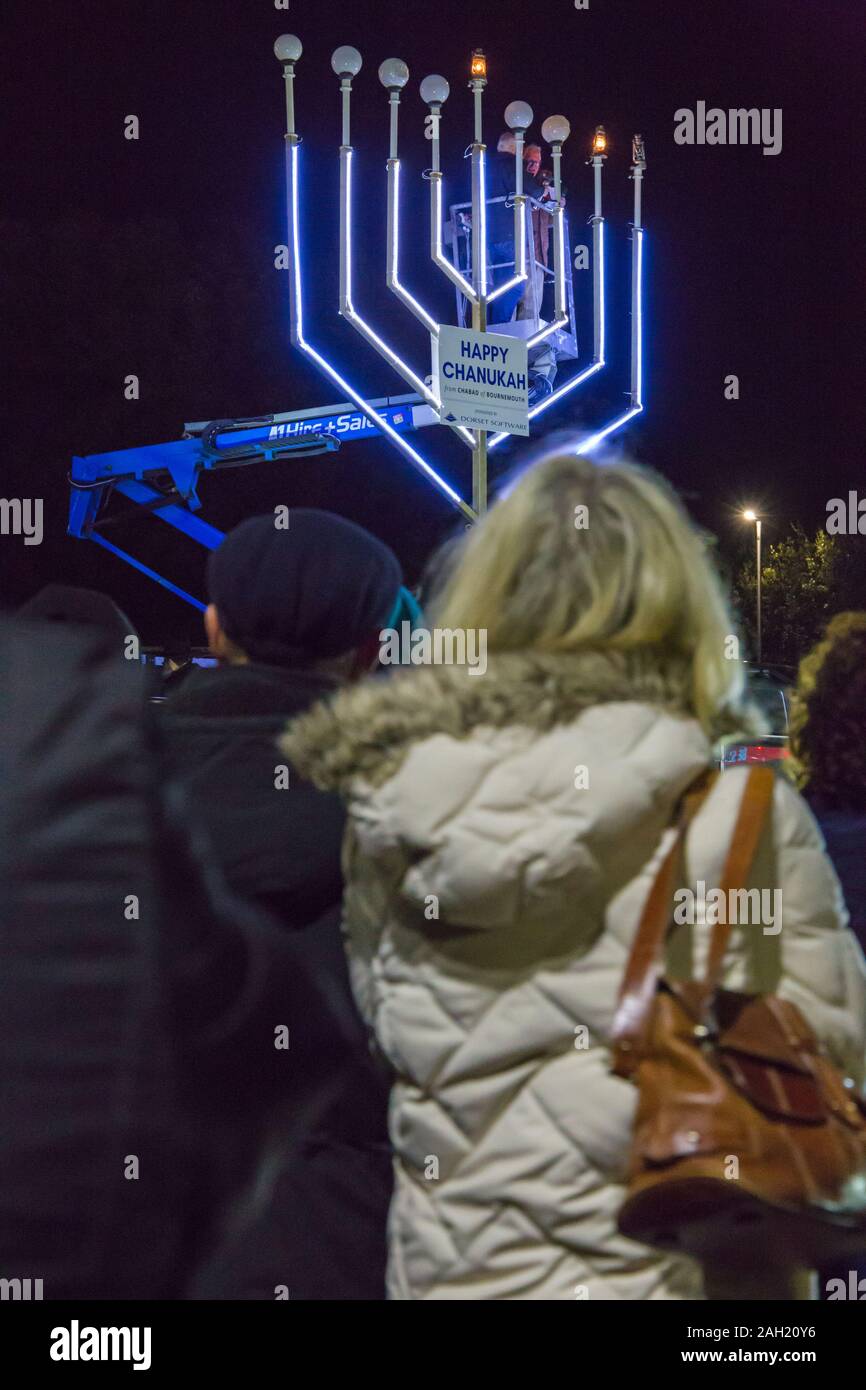 Bournemouth Dorset, Regno Unito. 23 dic 2019. Giant Menorah illuminazione a Chanukah (Hanukkah) la celebrazione in Bournemouth con la menorah acceso dal signor Jarvis Lazzaro e il Consigliere Susan Phillips, Sindaco di Bournemouth, ospite d'onore. Chanukah è il Jewish 8 giorno "festival delle luci" con una nightly menorah illuminazione, speciali preghiere e alimenti fritti. Credito: Carolyn Jenkins/Alamy Live News Foto Stock