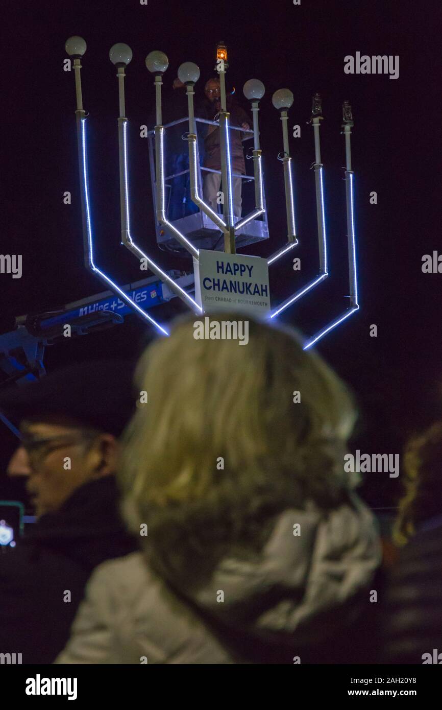 Bournemouth Dorset, Regno Unito. 23 dic 2019. Giant Menorah illuminazione a Chanukah (Hanukkah) la celebrazione in Bournemouth con la menorah acceso dal signor Jarvis Lazzaro e il Consigliere Susan Phillips, Sindaco di Bournemouth, ospite d'onore. Chanukah è il Jewish 8 giorno "festival delle luci" con una nightly menorah illuminazione, speciali preghiere e alimenti fritti. Credito: Carolyn Jenkins/Alamy Live News Foto Stock