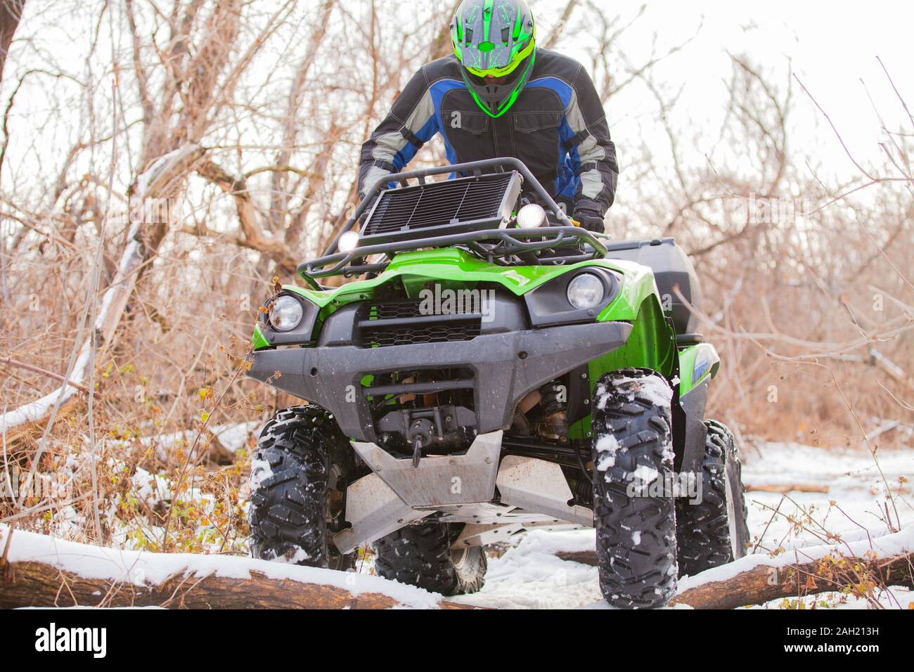 L'ATV rider di equitazione in inverno i boschi su un ATV Foto Stock