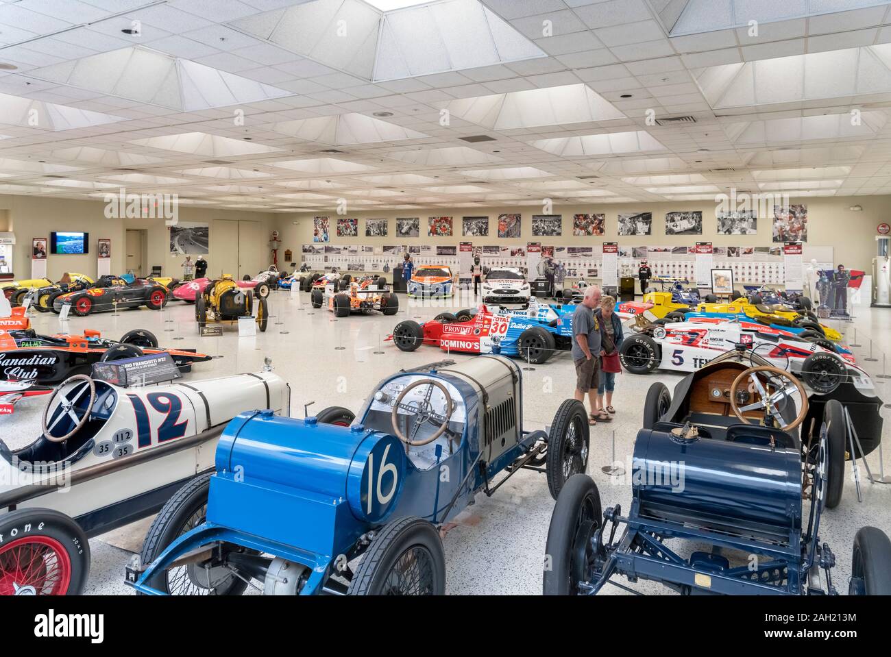 Interno del Motor Speedway di Indianapolis Museum con i primi 500 Indy racing cars in primo piano, Indianapolis, Indiana, Stati Uniti d'America. Foto Stock