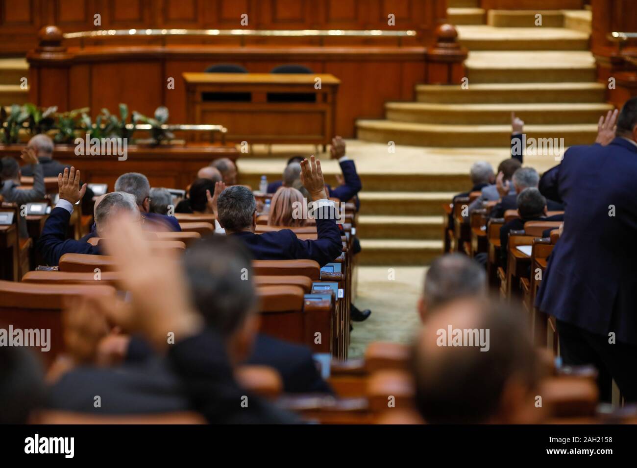 I membri del parlamento rumeno voto alzando le mani Foto Stock