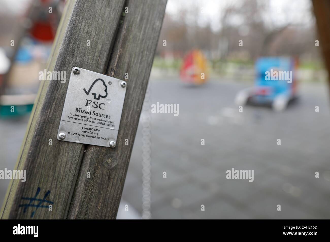 Bucarest, Romania - 23 dicembre 2019: dettagli di una FSC (Forest Stewardship Council) il logo tag su un pezzo di legno su un parco giochi per bambini. Foto Stock