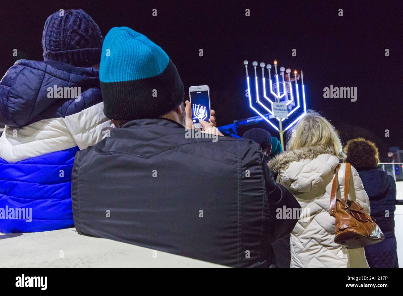 Bournemouth Dorset, Regno Unito. 23 dic 2019. Giant Menorah illuminazione a Chanukah (Hanukkah) la celebrazione in Bournemouth con la menorah acceso dal signor Jarvis Lazzaro e il Consigliere Susan Phillips, Sindaco di Bournemouth, ospite d'onore. Chanukah è il Jewish 8 giorno "festival delle luci" con una nightly menorah illuminazione, speciali preghiere e alimenti fritti. Credito: Carolyn Jenkins/Alamy Live News Foto Stock