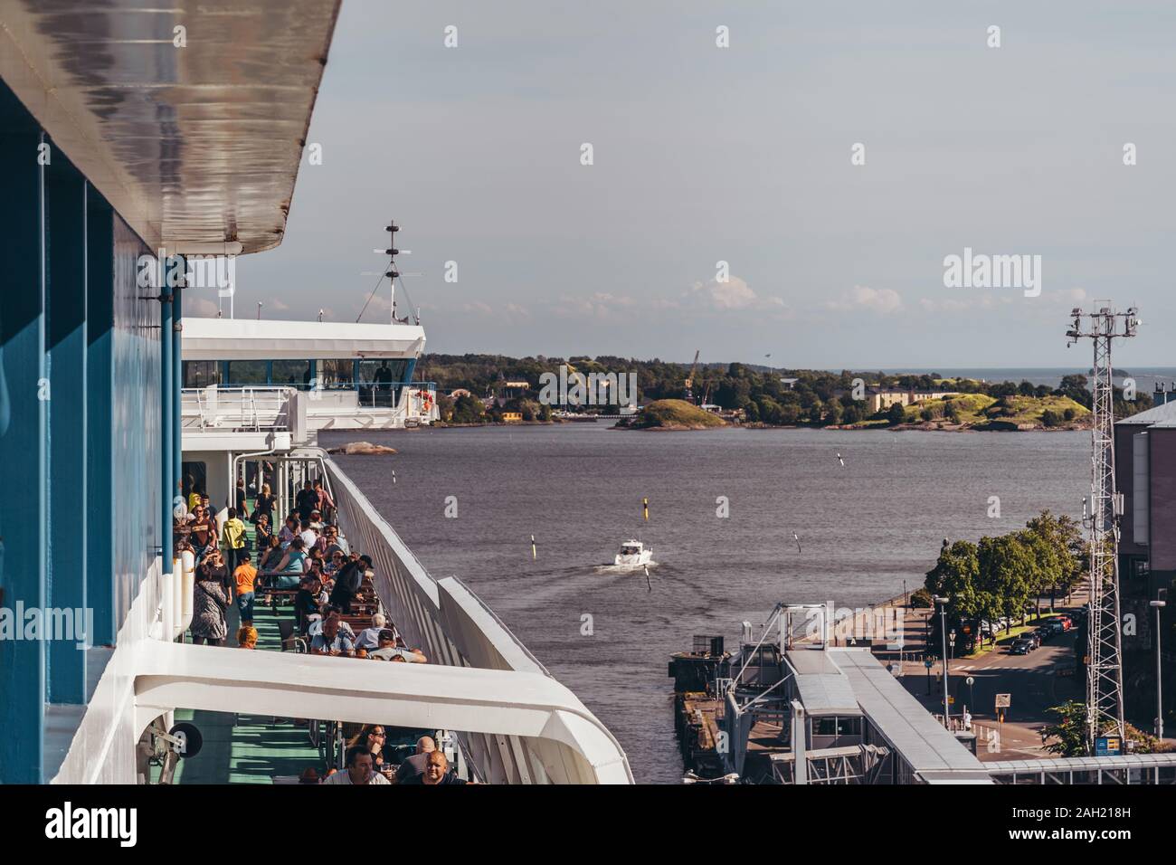 06.19.2019 Redazione Helsinki Finlandia capitano di Silja Serenade pronto sul ponte per estrarre la nave con persone godendo di Sun Foto Stock