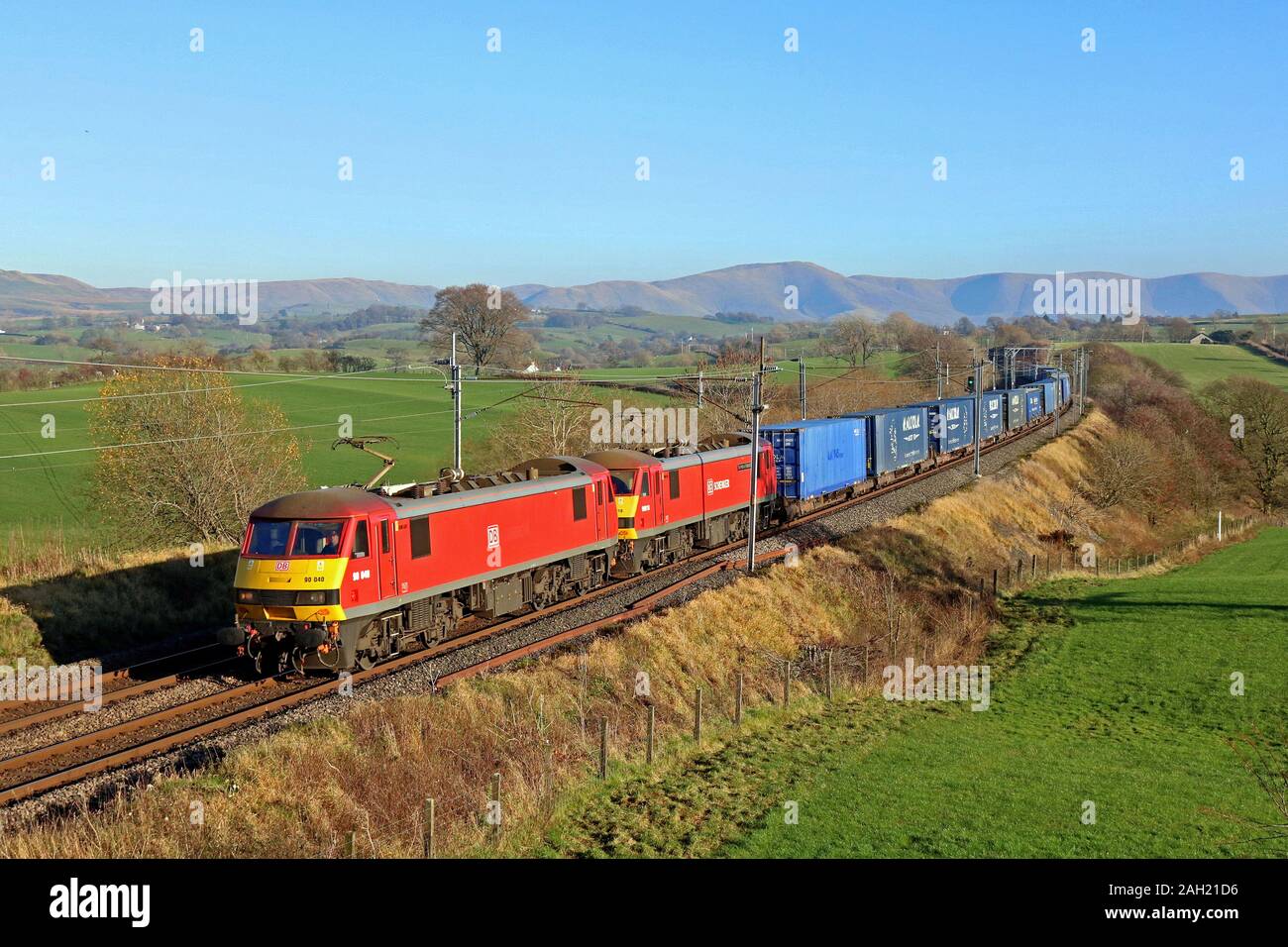 DB Cargo classe 90's 90040 & 90018 testa doppia 4M25 0606 Mossend Euroterminal a Daventry Int Rft Recep Rfd a Docker su 17.11.18 Foto Stock