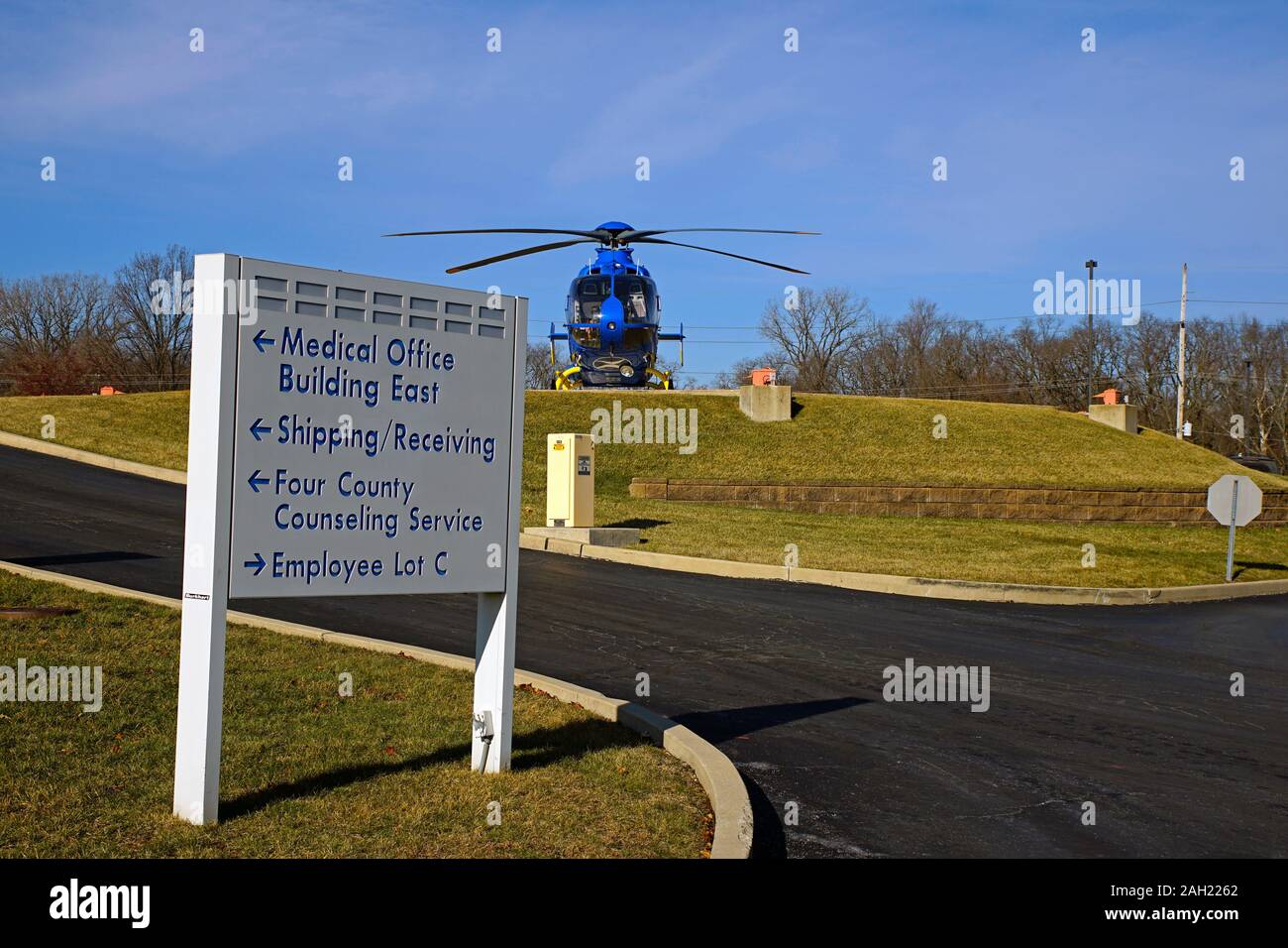 Un Air Ambulance elicotteri si trova al regime minimo di un ospedale piazzola di atterraggio Foto Stock