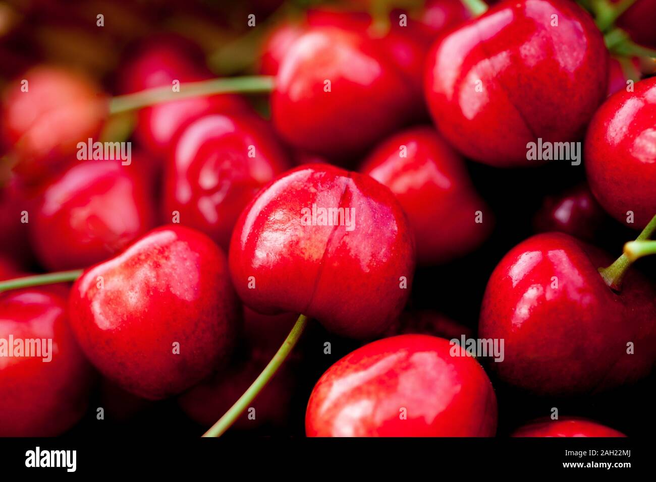 Macro shot della bella shiny ciliege rosse su una pila Foto Stock