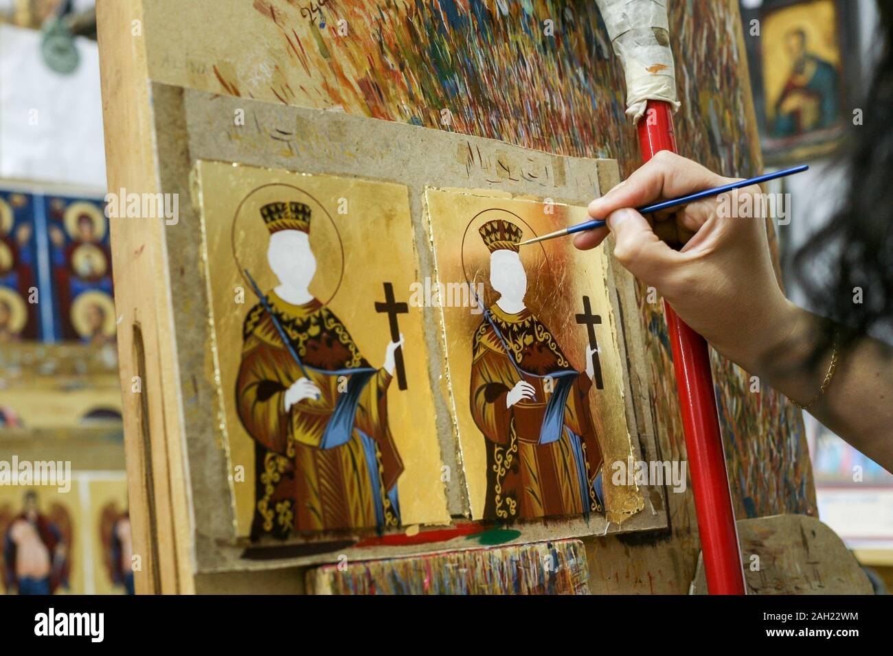 Kalabaka, Grecia - 18 maggio 2011: artista icone di verniciatura in iconografia studio in Kalabaka, Trikala unità regionali, Grecia Foto Stock