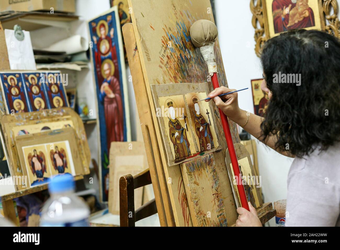 Kalabaka, Grecia - 18 maggio 2011: artista icone di verniciatura in iconografia studio in Kalabaka, Trikala unità regionali, Grecia Foto Stock