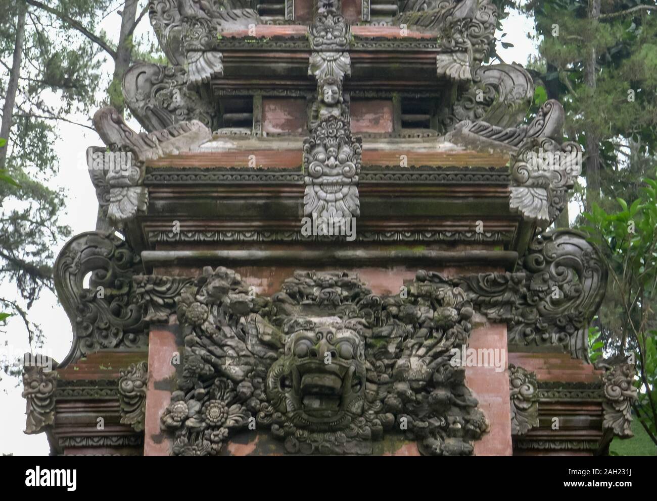 Un riccamente intagliati temple gate a Tirta Empul Bali su Foto Stock