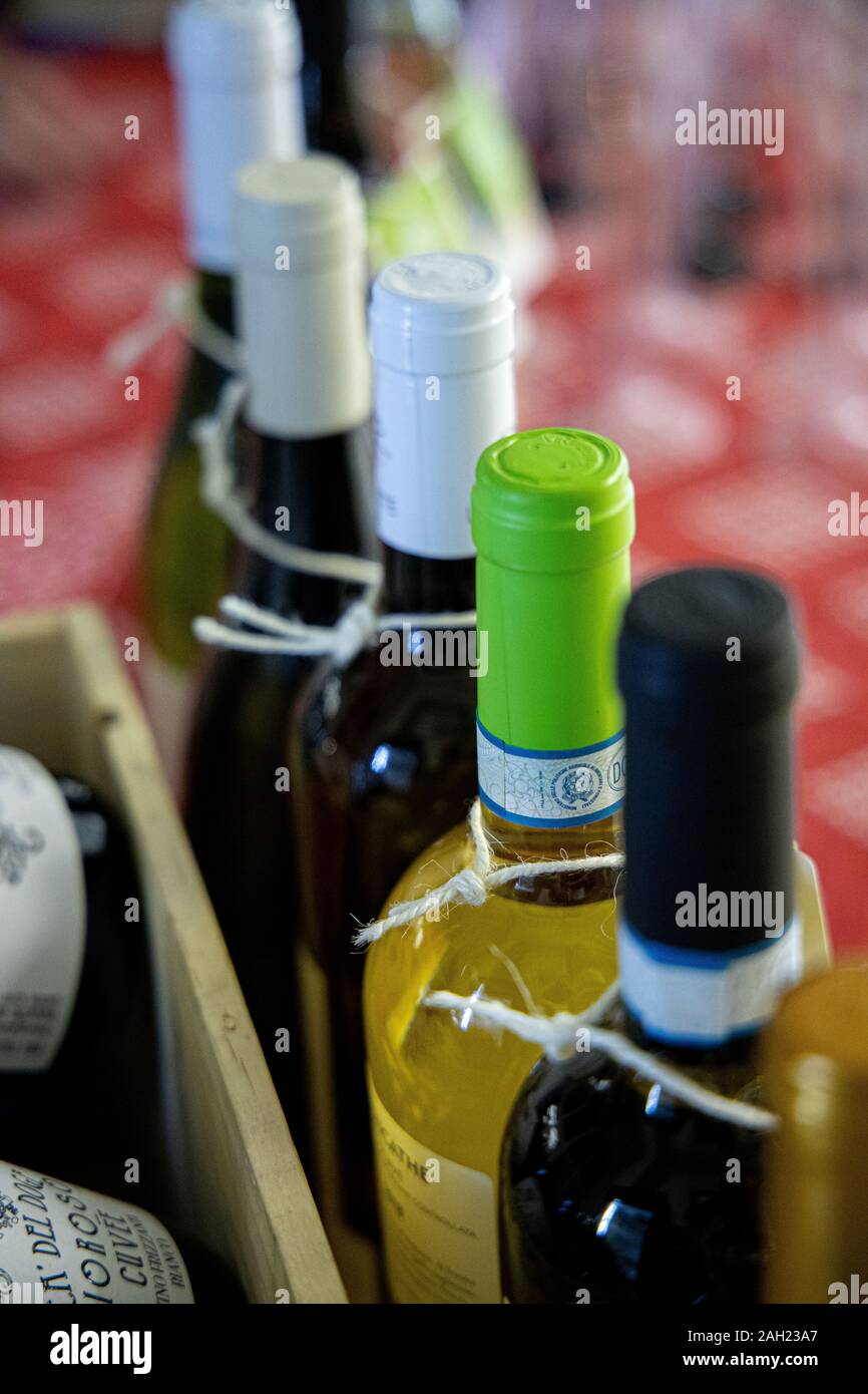 Le bottiglie di vino in una fila con limitata profondità di campo Foto Stock