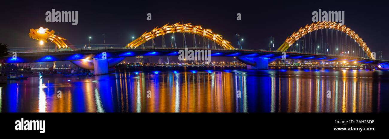 Dragon Bridge di notte la icona di Da Nang City, Vietnam Foto Stock