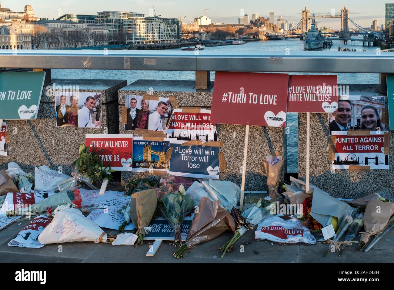 30 NOV.2019,Londra,UK. Omaggi sul Ponte di Londra dopo il pugnalare attentato terrorista . Foto Stock