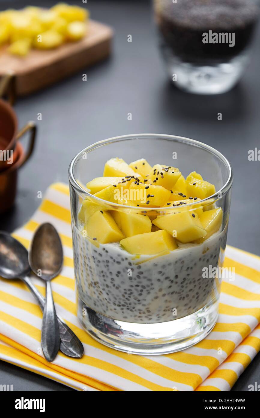 Cibo sano. Chia budino di sementi con ananas. Copia dello spazio. Foto Stock