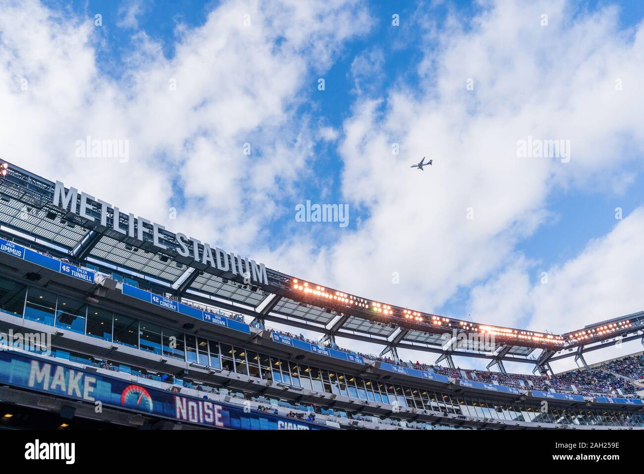 East Rutherford, New Jersey - Dicembre 15, 2019: aereo sorvolando MetLife Stadium durante una New York Giants gioco. Foto Stock