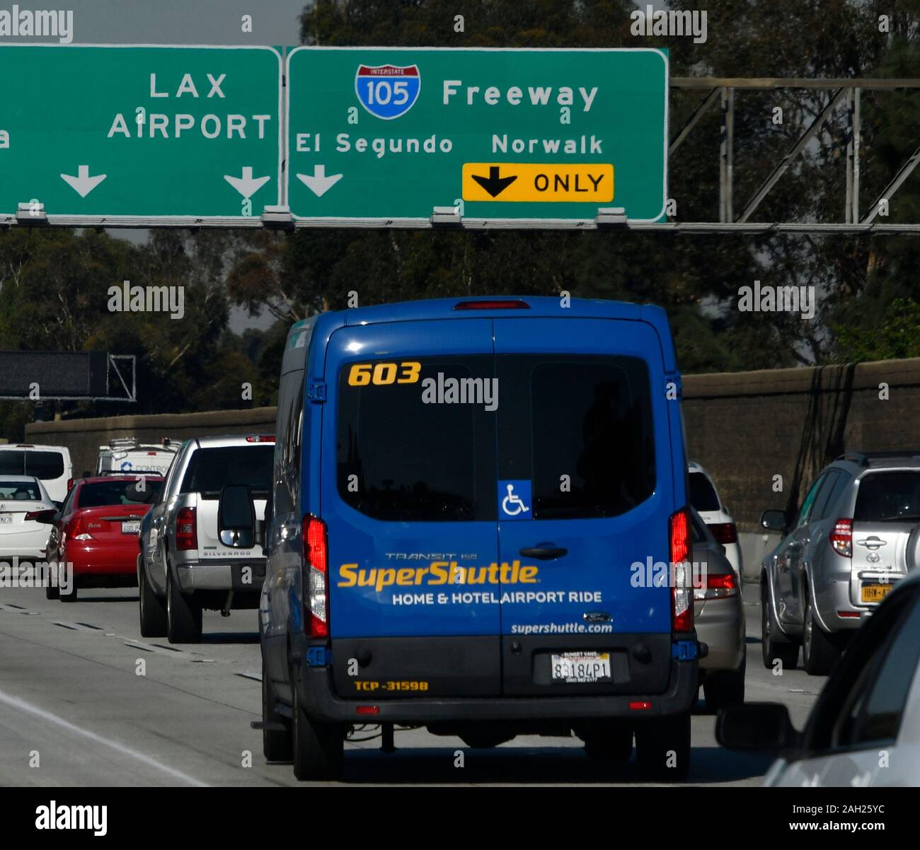 Uno dei pochi furgoni SuperShuttle visto che rende il modo di LAX in questa stagione come la navetta business si sta spegnendo il suo ride-condividere van e Execucar nero auto service di LAX a Dic. 31st. SuperShuttle, la cui onnipresente blue furgoni affollato aeroporto passi carrai per decenni nei giorni prima di Uber e Lyft, si sta spegnendo le operazioni a LAX dopo Dec. 31st. Los Angeles CA/STATI UNITI D'AMERICA. Dic 19, 2019. Credit: Gene Blevins/ZUMA filo/Alamy Live News Foto Stock