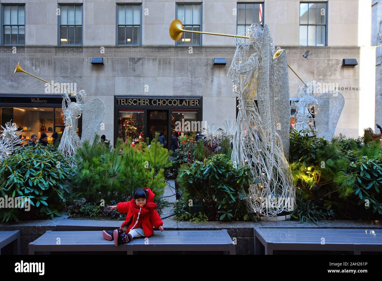 New York, NY, Stati Uniti d'America - 5 dicembre 2019. Il famoso Rockefeller Center con decorazioni di Natale. Foto Stock