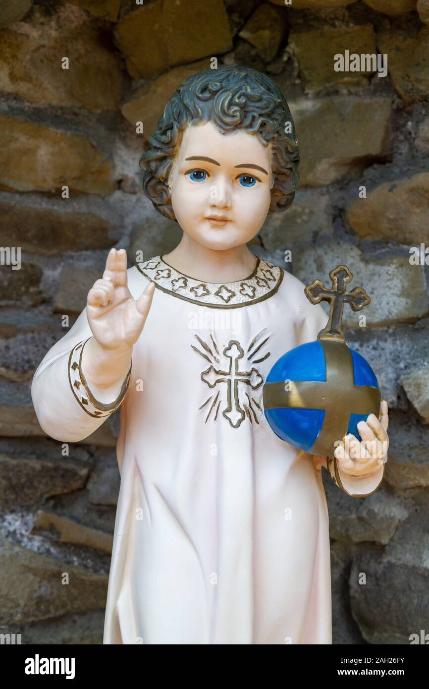 Statua del piccolo Gesù Cristo benedicente con la mano destra e tenendo la sfera e la croce a sinistra. Il Santuario della Nostra Signora di Tylicz. Foto Stock