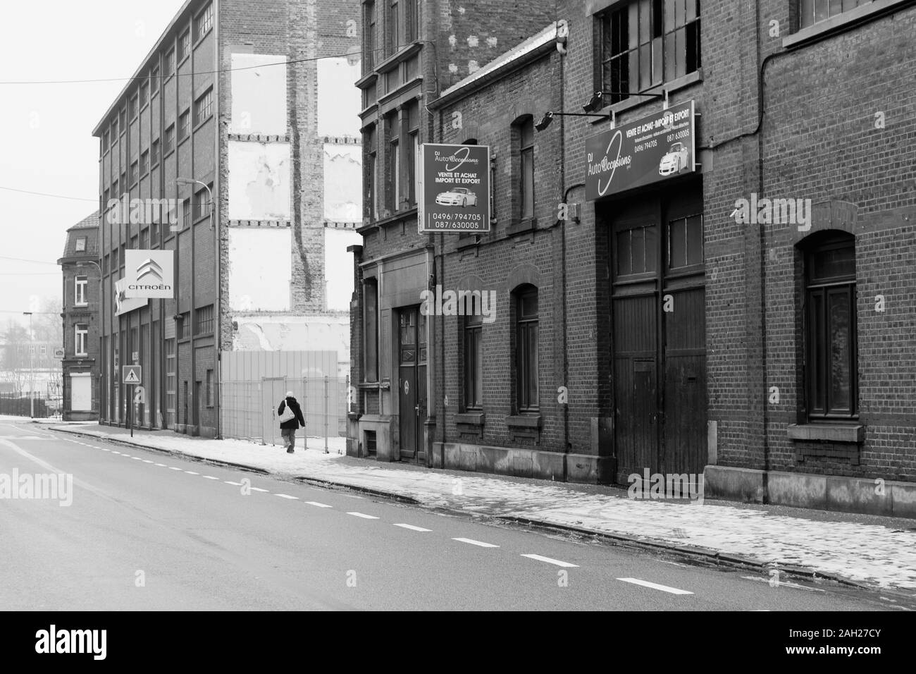 Strada deserta a Verviers in Belgio, dove l'industria tessile era fiorente Foto Stock