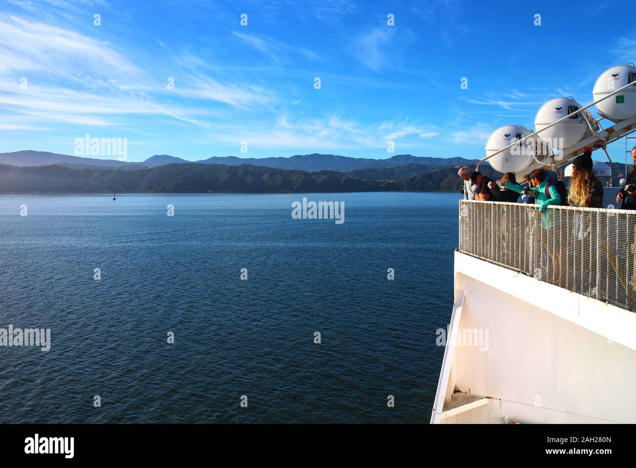 Wellington, Nuova Zelanda - 15 marzo 2017: Bellezza costiera vista da una nave nel Pacifico meridionale, tra le isole del Sud e del Nord della Nuova Zelanda. Foto Stock