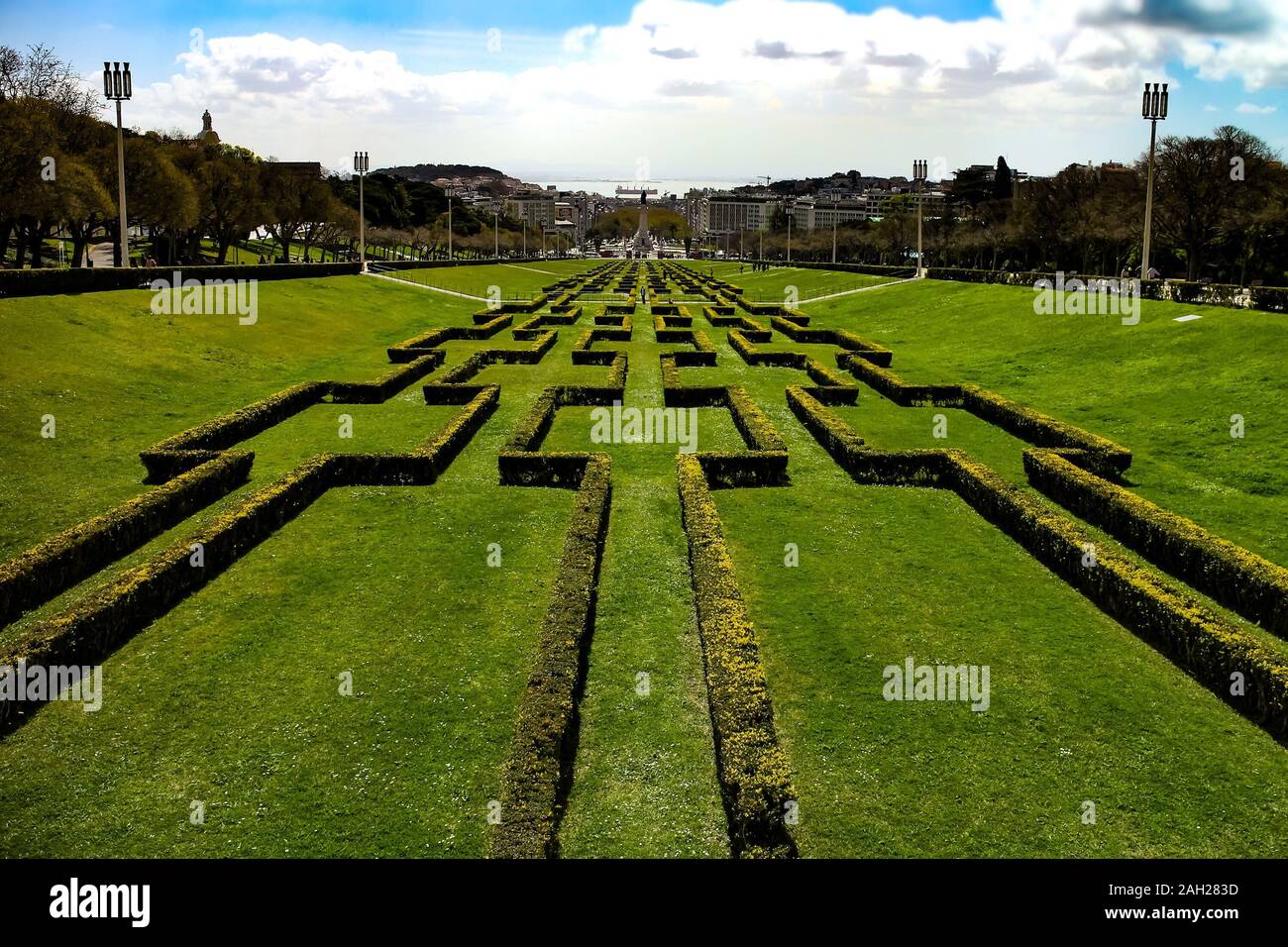 Giardinaggio simmetrico nel parco "Parque Eduardo VII de Inglaterra" e vista verso il mare e il centro della città di Lisbona, Portogallo. Foto Stock