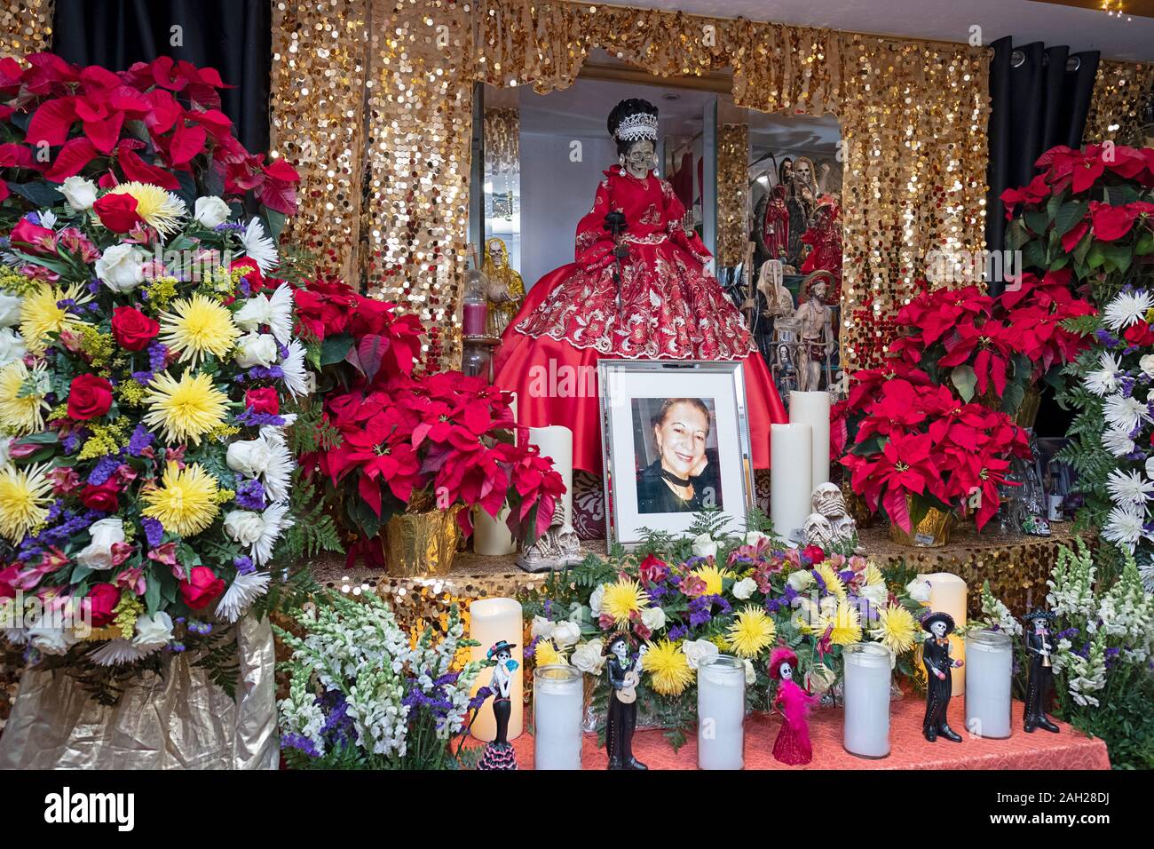 Altare in un tempio di casa decorata per un servizio in lutto per l'anniversario del passaggio di Enriqueta Vargas, il leader della Santa Muerte International. Foto Stock