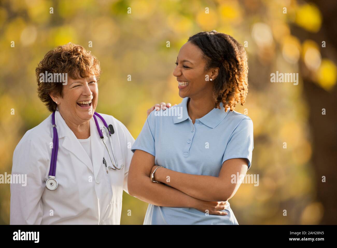 Femmina felice medico e infermiere la condivisione di un ridere insieme. Foto Stock