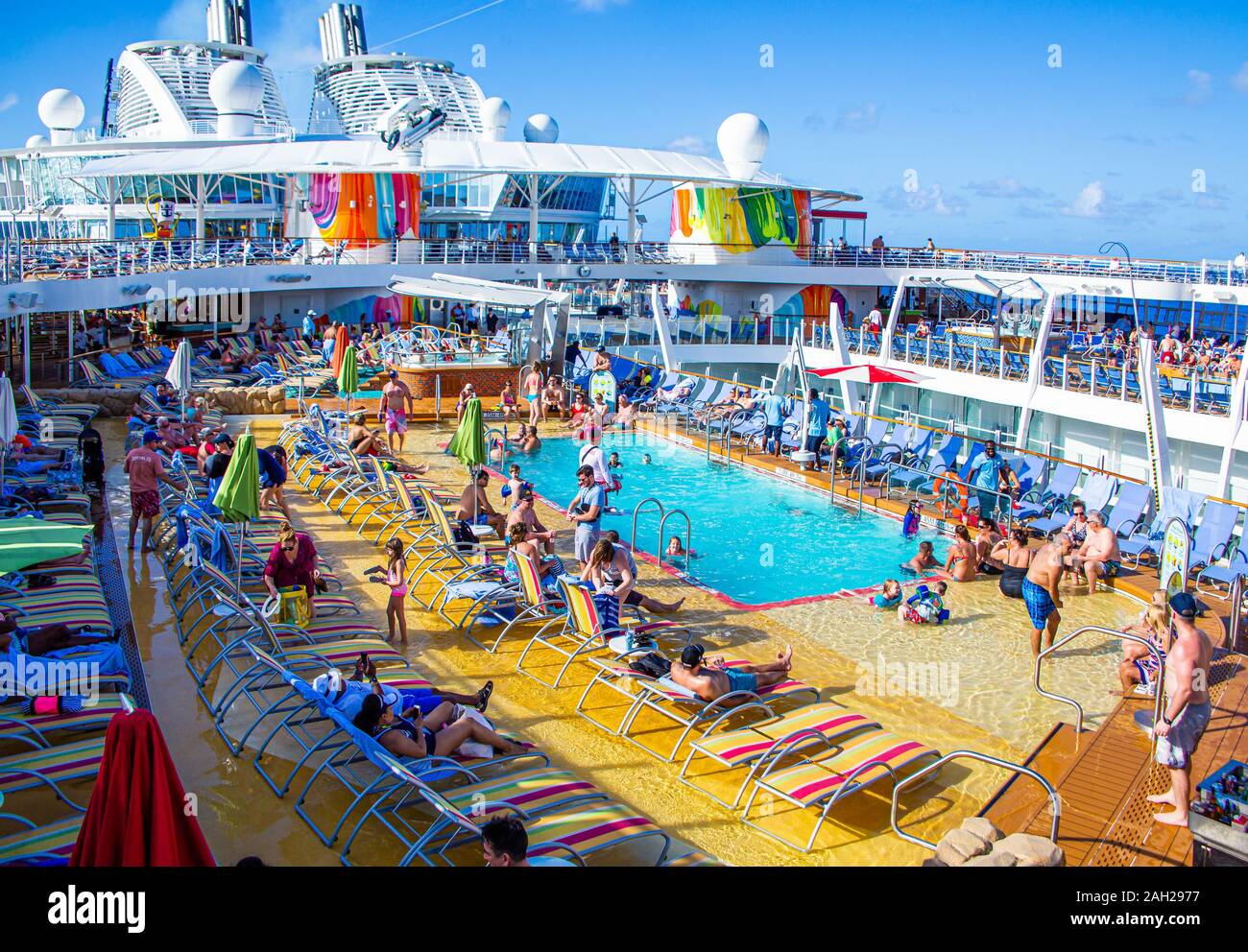 Giornata di sole su una nave da crociera Pool Deck Foto Stock