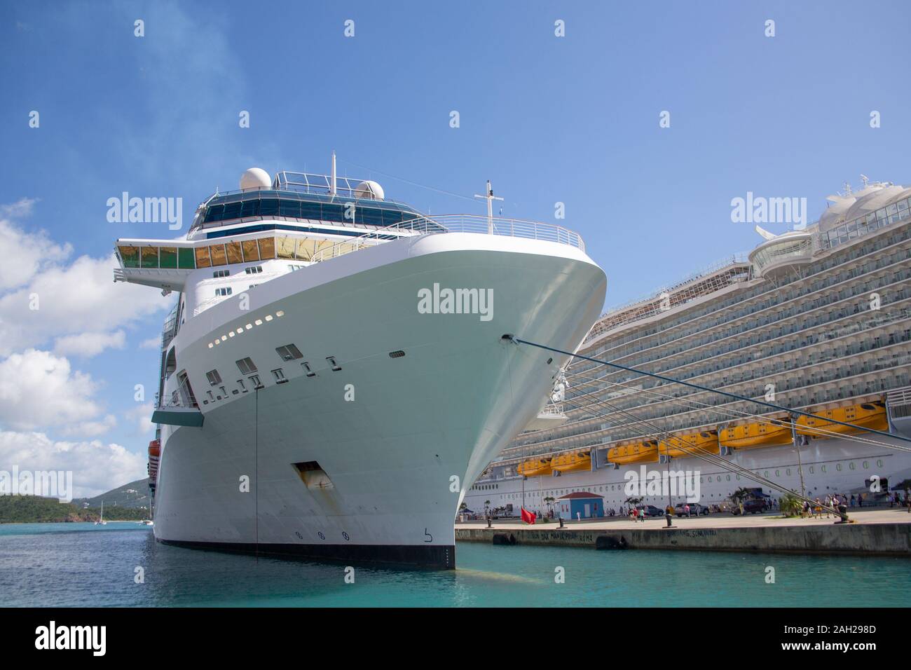 Due navi da crociera ancorate in Nassau Foto Stock